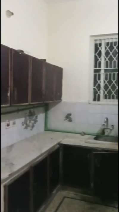 10 marla portion for rent in lahore
