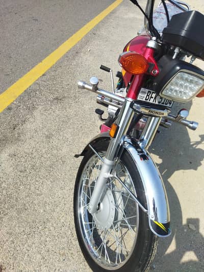 selling of Honda CG125 2026 model 10/10 condition red colour