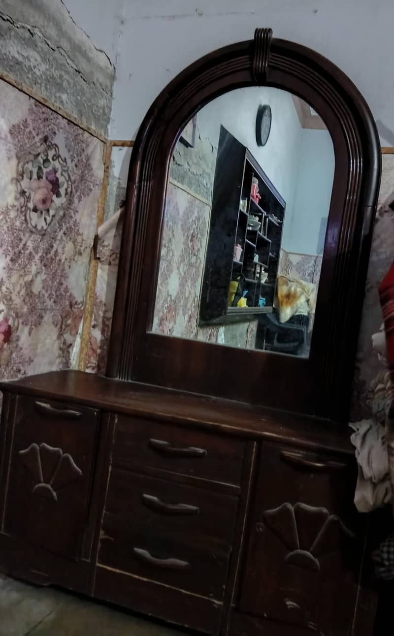 Dressing Table & Shocase 1