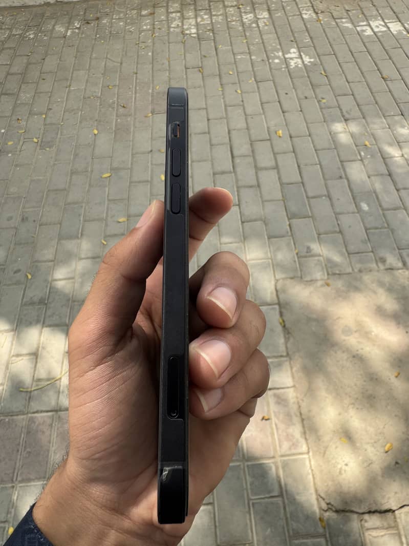 Apple iPhone 12 4
