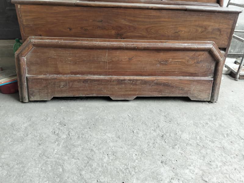 Woden bed 0