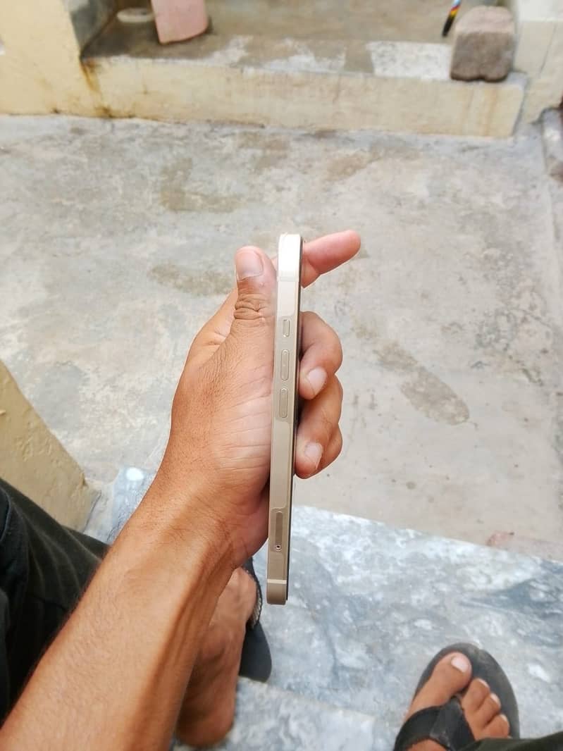 Apple iPhone 13 2