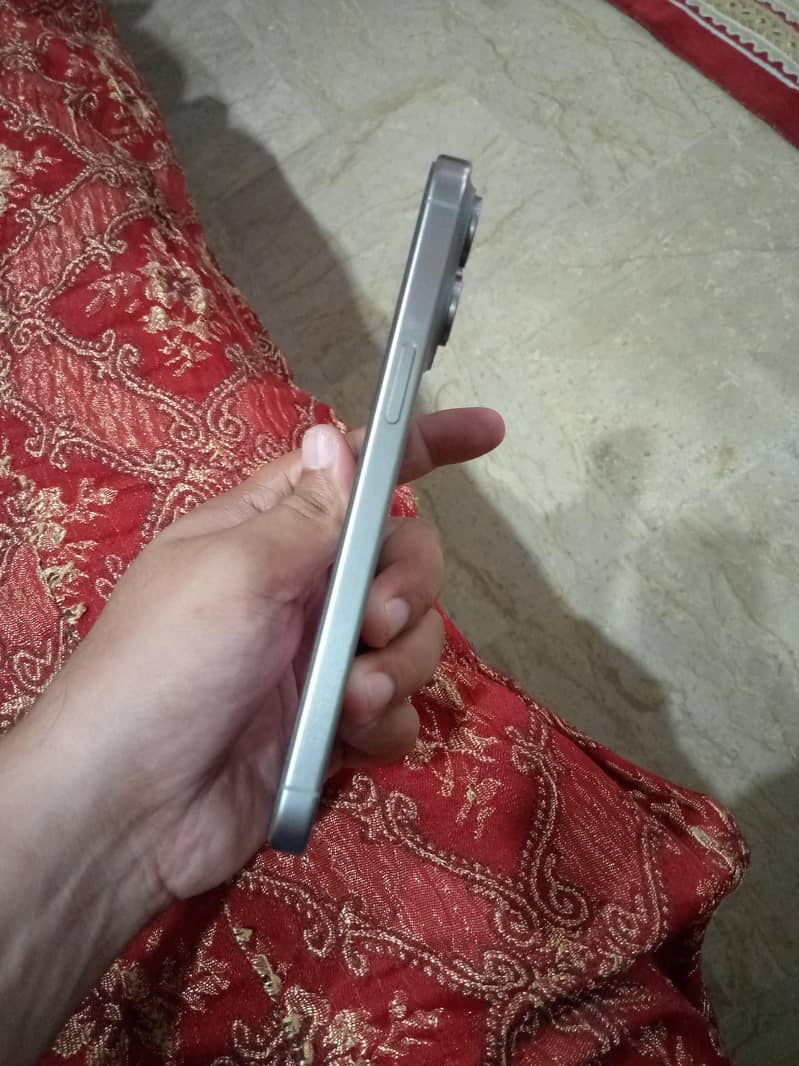 Apple iPhone 15 Pro Max 2