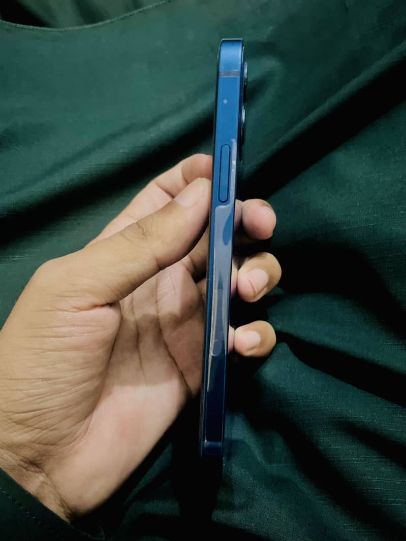 Apple iPhone 12 4