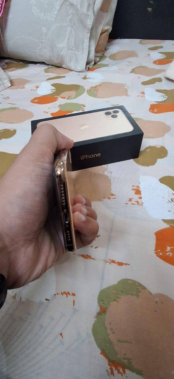Apple iPhone 11 Pro Max 4