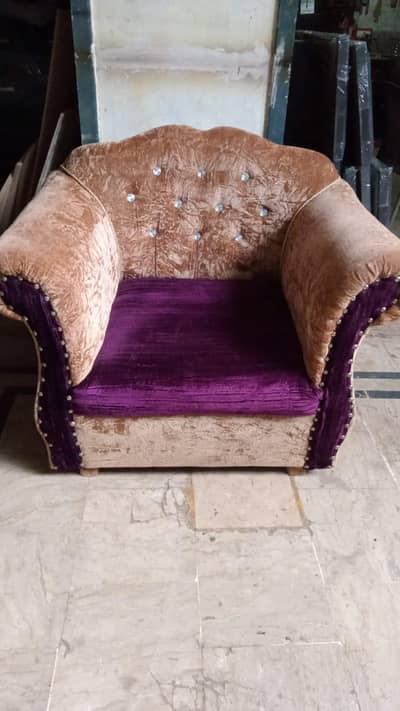 sofa set available plz Whatsapp number and location