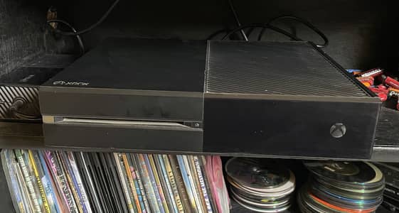 Microsoft Xbox One 500GB, 1 Original Controller + Top Loaded Games