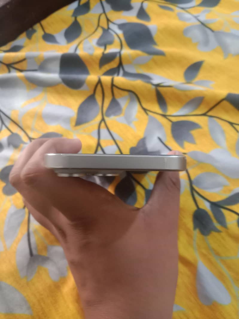 Apple iPhone 15 Pro Max 4