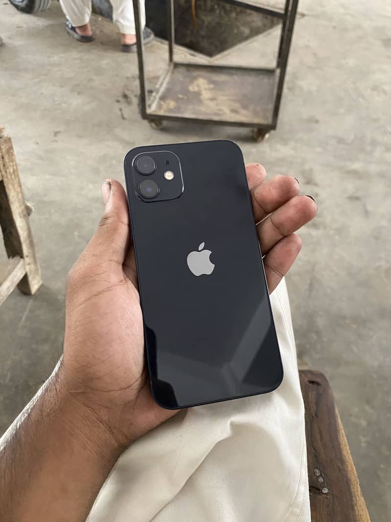 Apple iPhone 12 4