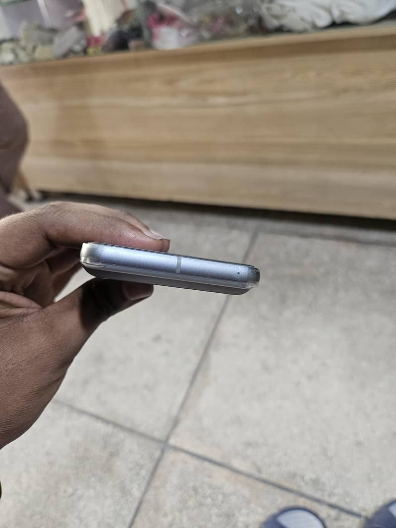 Google Pixel 8 4
