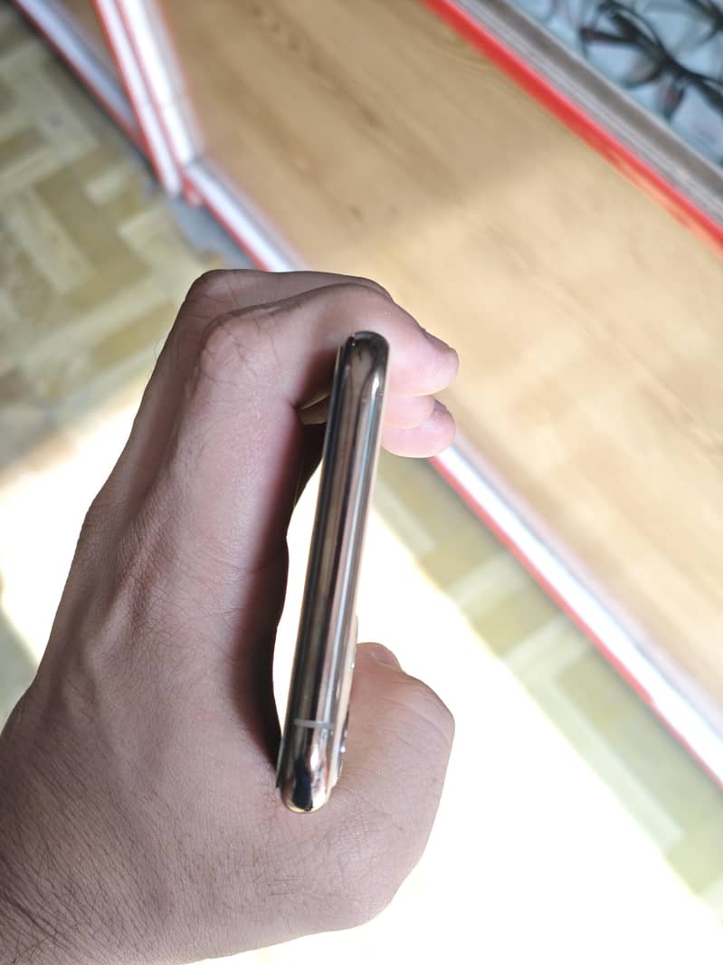 Apple iPhone 11 Pro Max 4