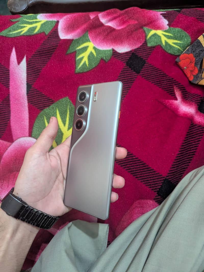 Tecno CAMON 40 Pro 1