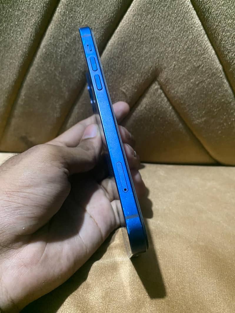 Apple iPhone 12 4