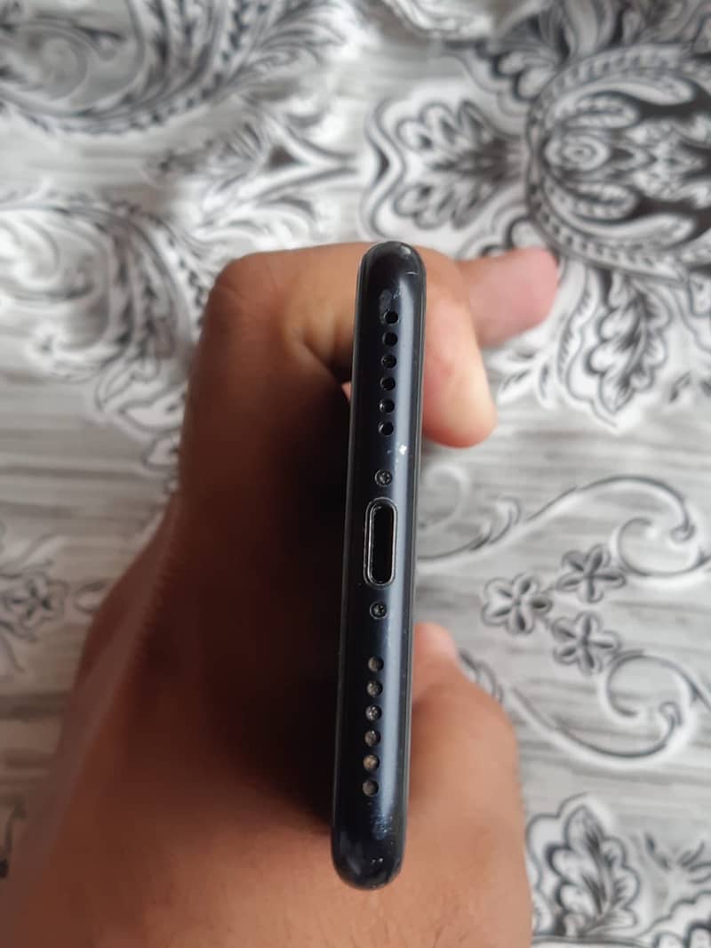 Apple iPhone SE (2nd generation ) 4