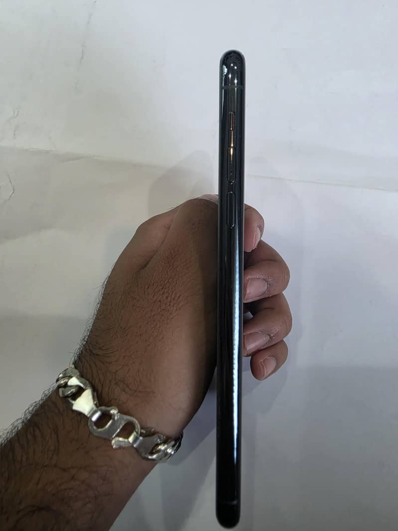 Apple iPhone 11 Pro Max 4