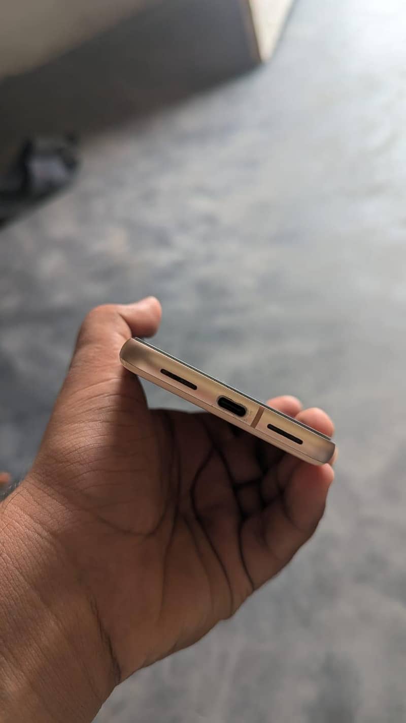 Google Pixel 8 4