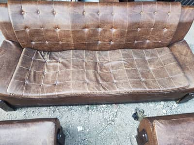 7 seater leather sofa set in prestine /Lush condition is up for sale
