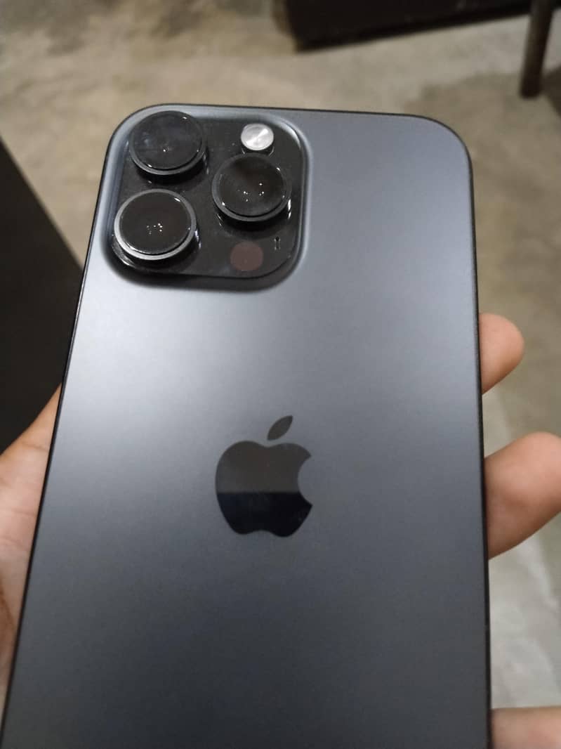 Apple iPhone 16 Pro Max 1