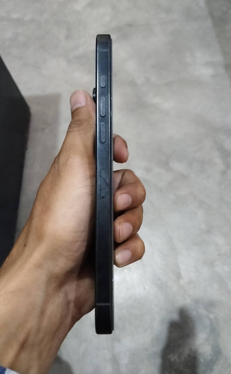Apple iPhone 16 Pro Max 4