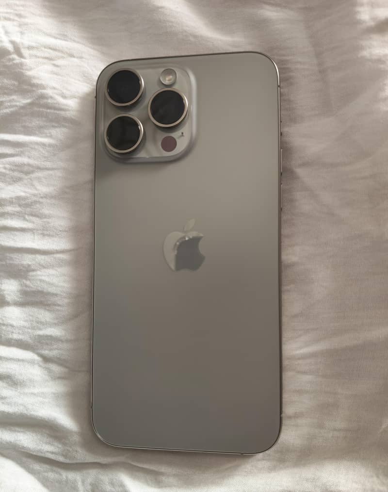 Apple iPhone 15 Pro Max 2