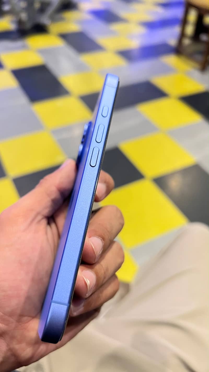 Apple iPhone 16 2