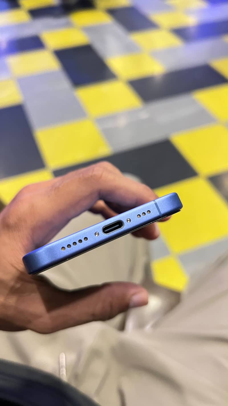 Apple iPhone 16 4