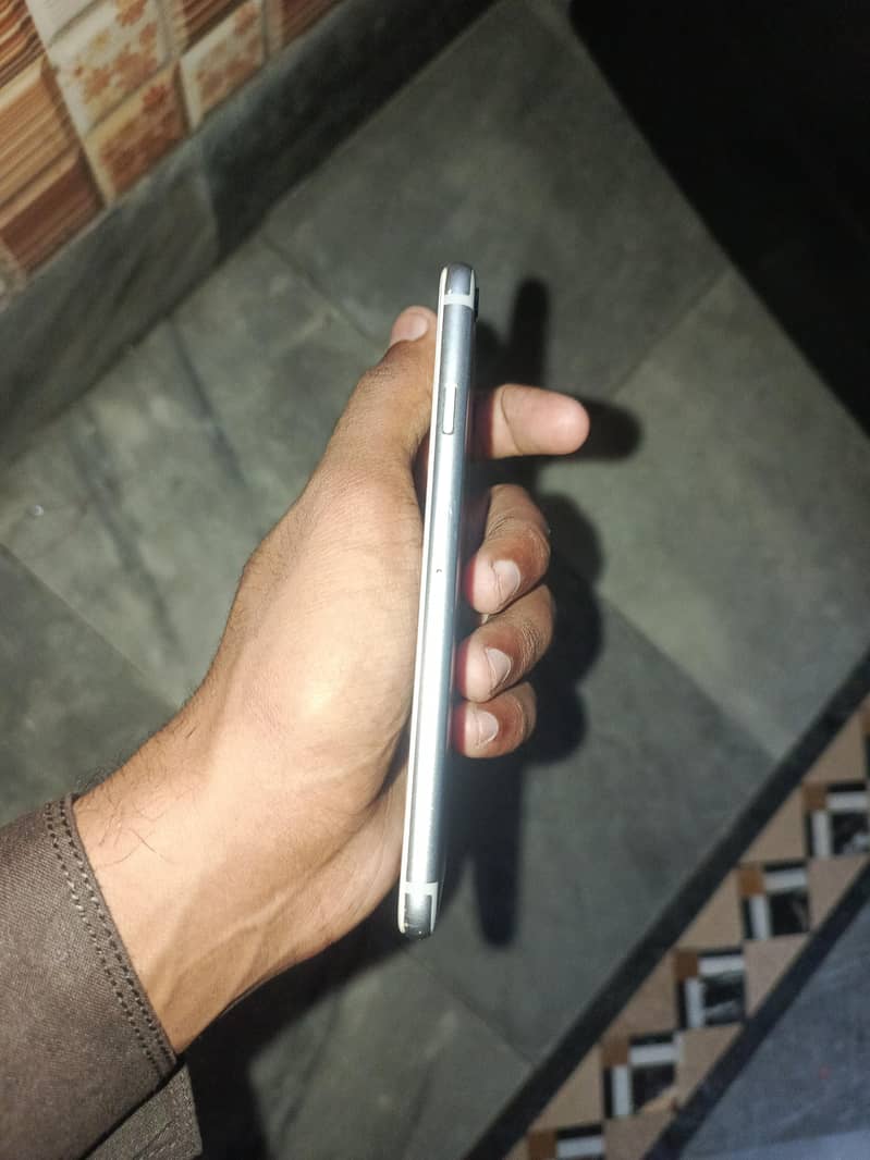 Apple iPhone 6S 4