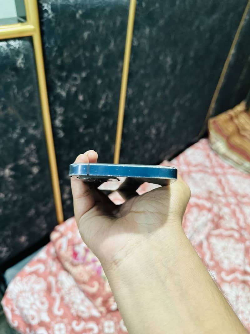 Apple iPhone 12 4