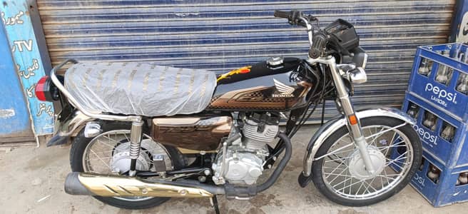 Honda 125 self gold black 03396464638%  brand new condition