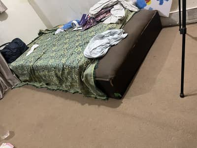 Single plai board bed