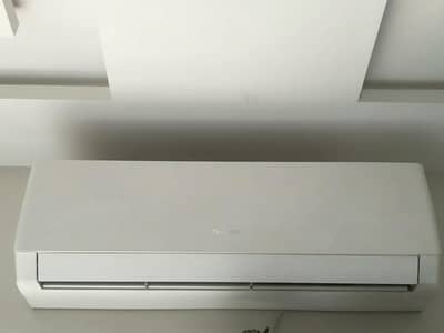 gree 1.5 ton ac inverter in great condition (negotiable price)