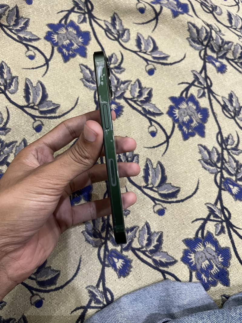 Apple iPhone 13 4