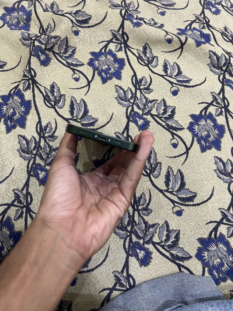 Apple iPhone 13 5