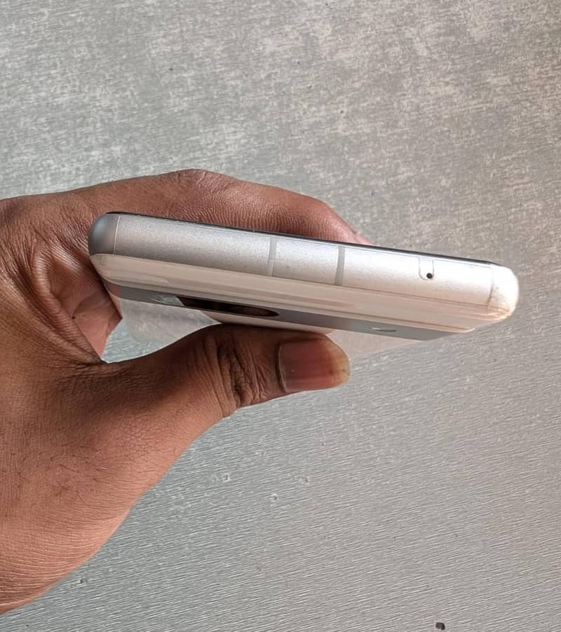 Google Pixel 7a 5