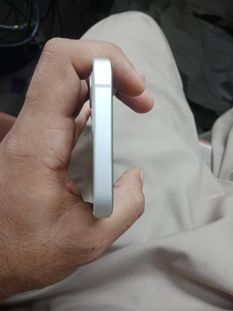 Apple iPhone 12 4