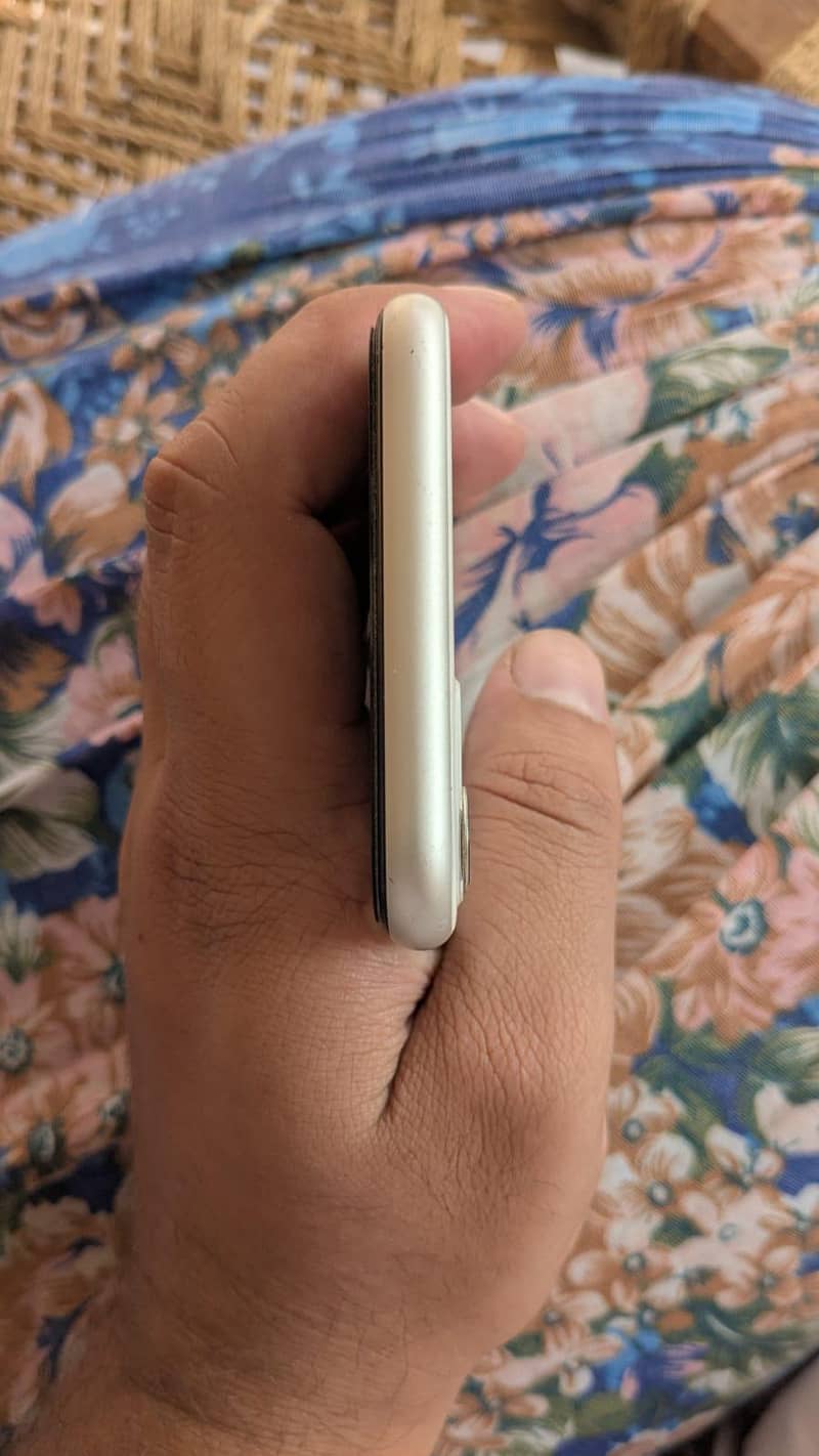Apple iPhone 11 4