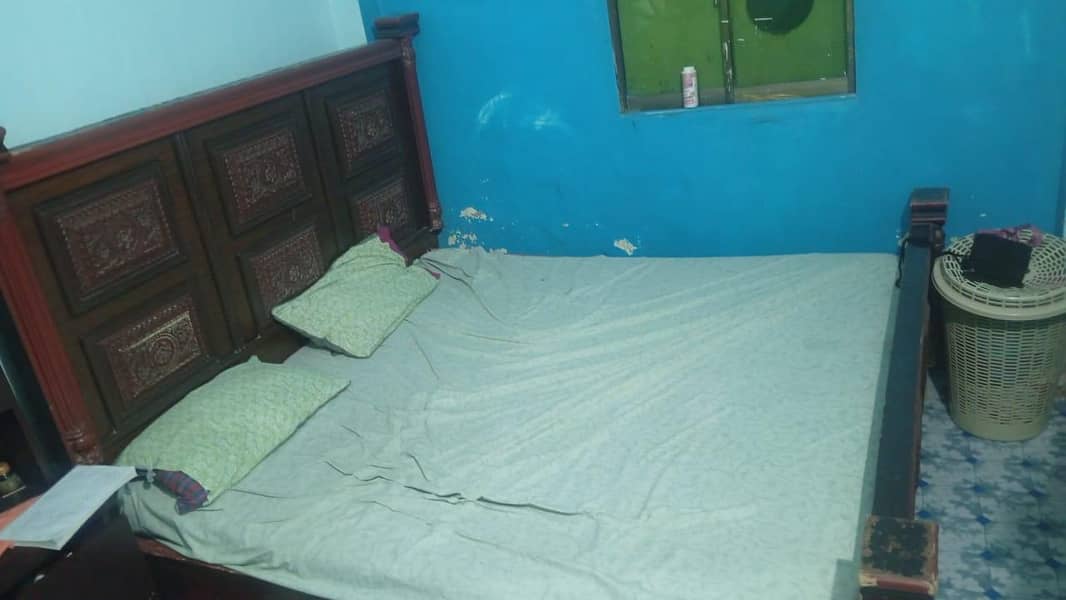 king size Bed 0