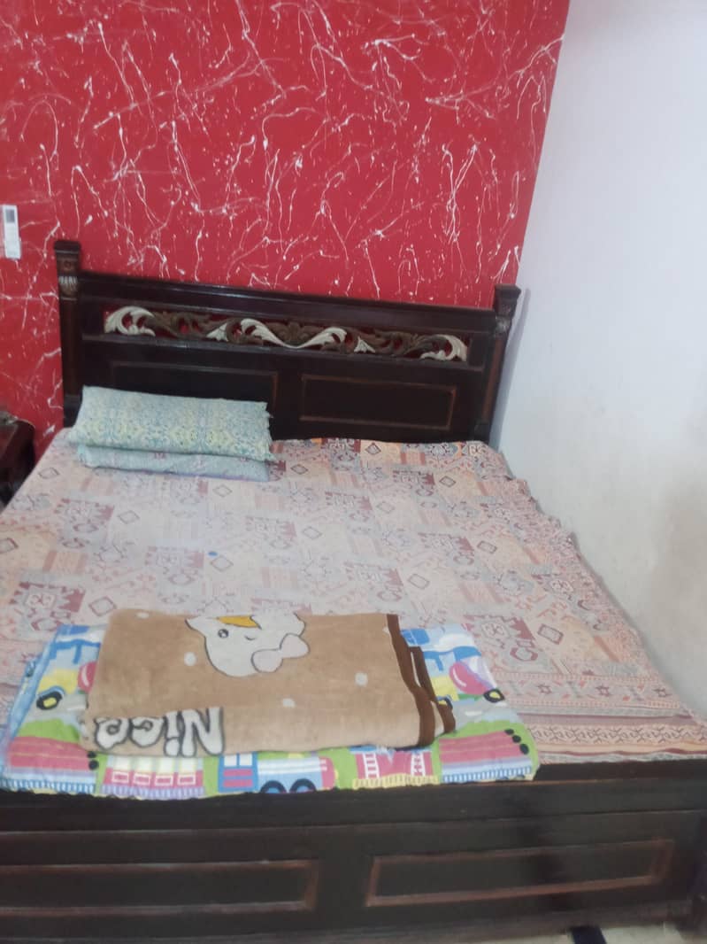 Queen size bed 4