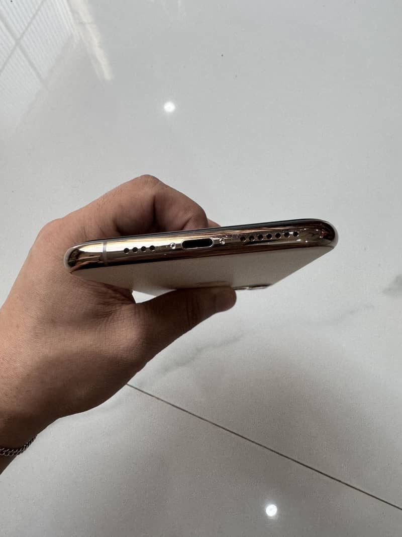 Apple iPhone 11 Pro Max 4