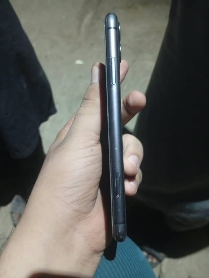 Apple iPhone 11 4