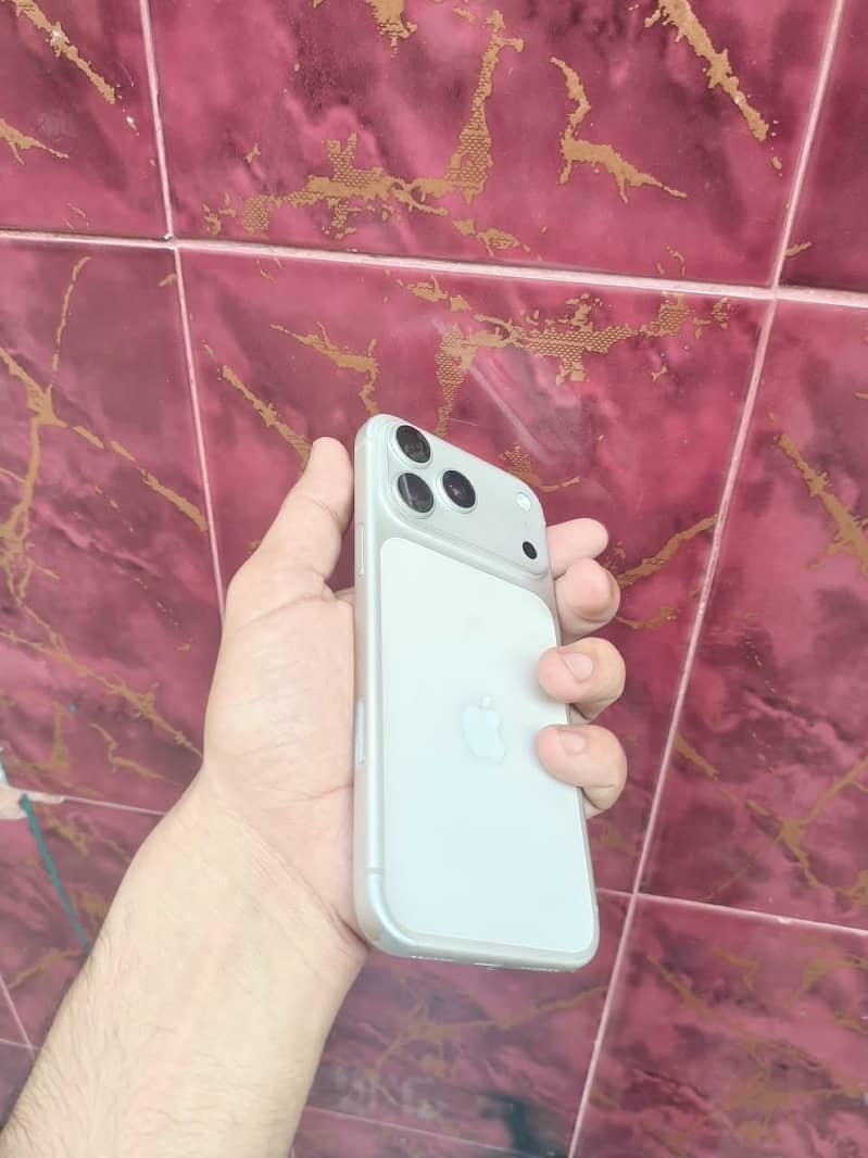 iPhone 17 Pro Max 4
