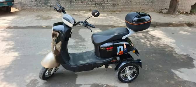 Evee Nisa bikul new hai 15 km used hai WhatsApp number 03454724137
