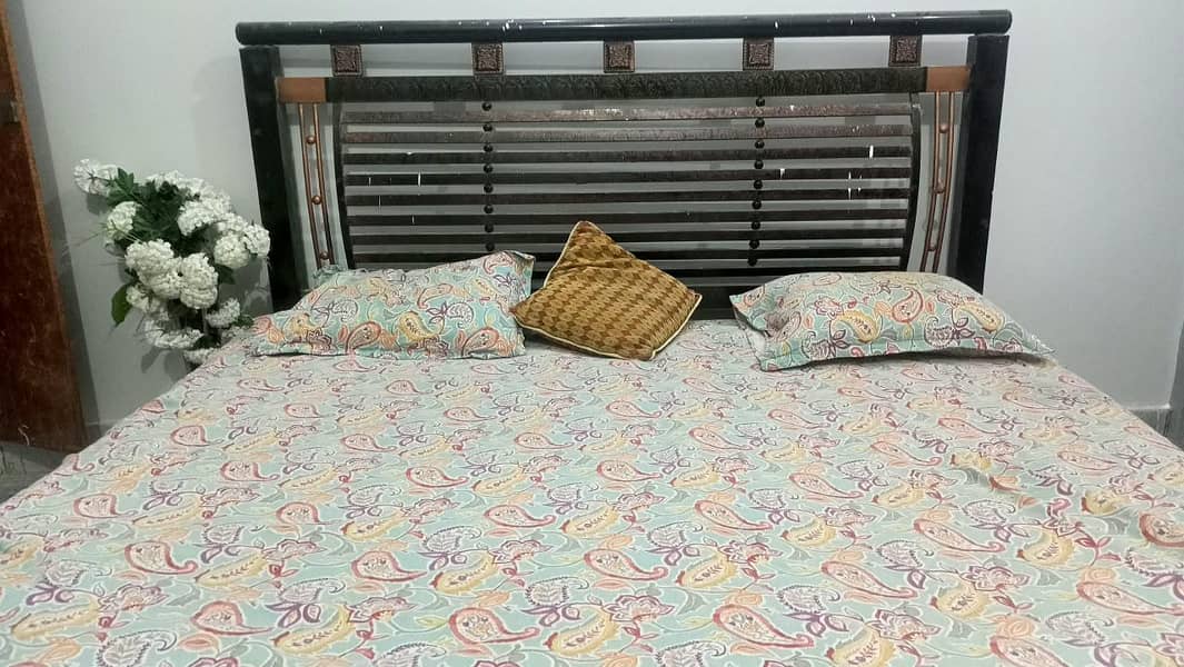 metal bed 0