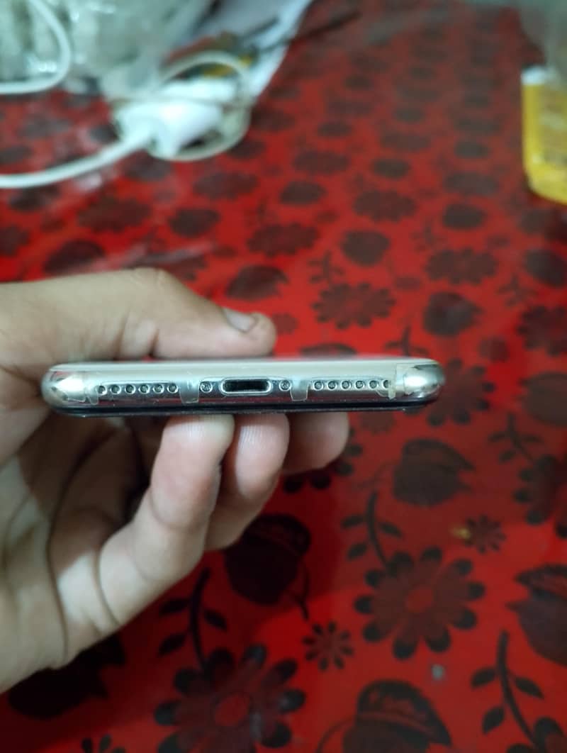 Apple iPhone X 4