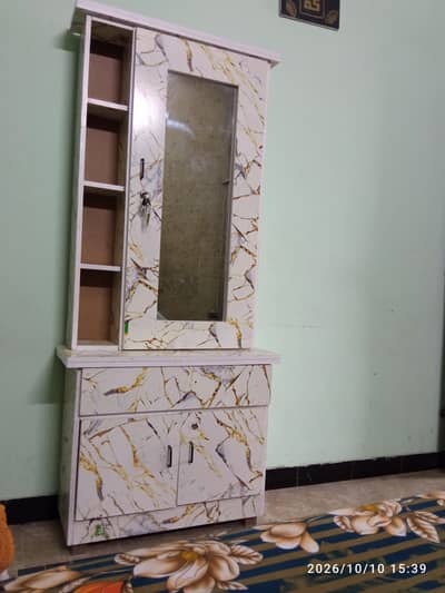 mini dressing table