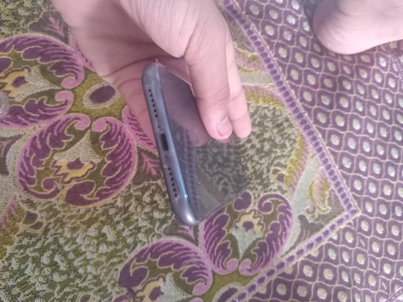 Apple iPhone 11 3