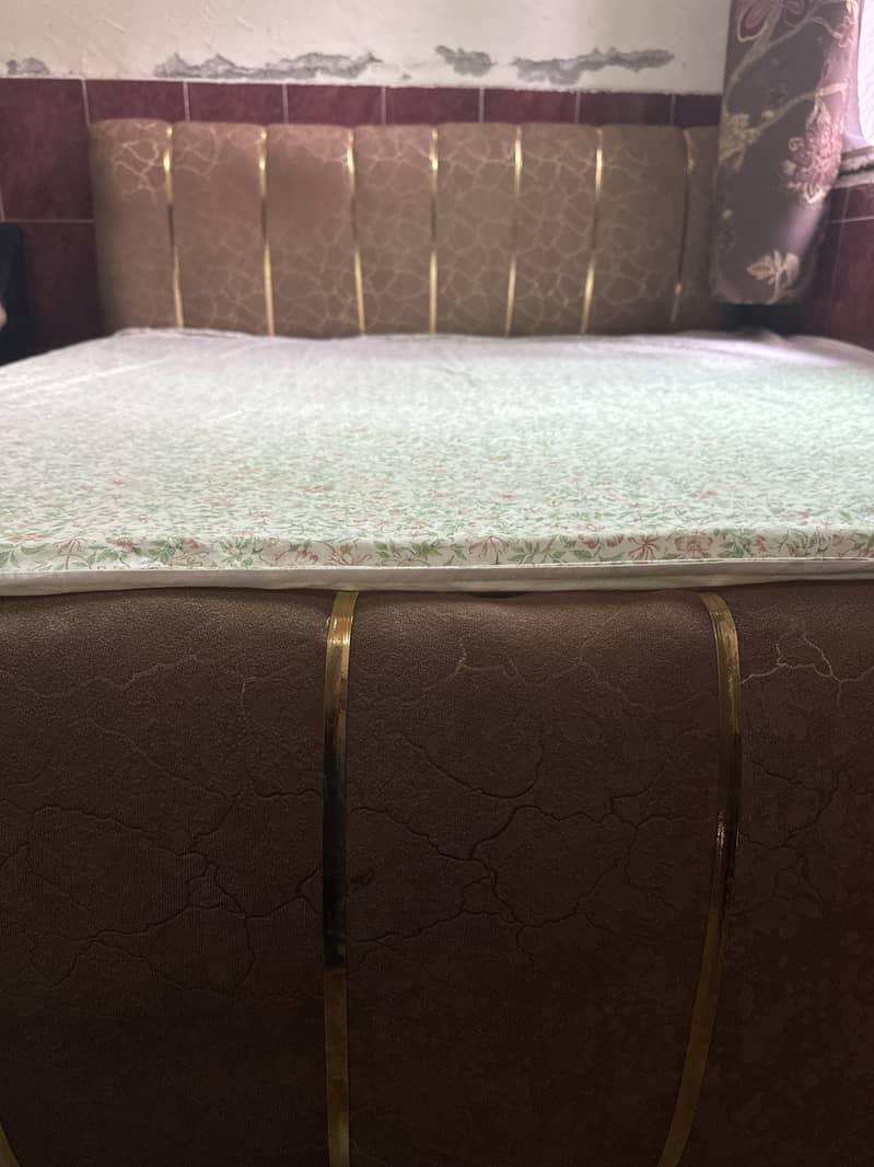 Wodden queen bed 1