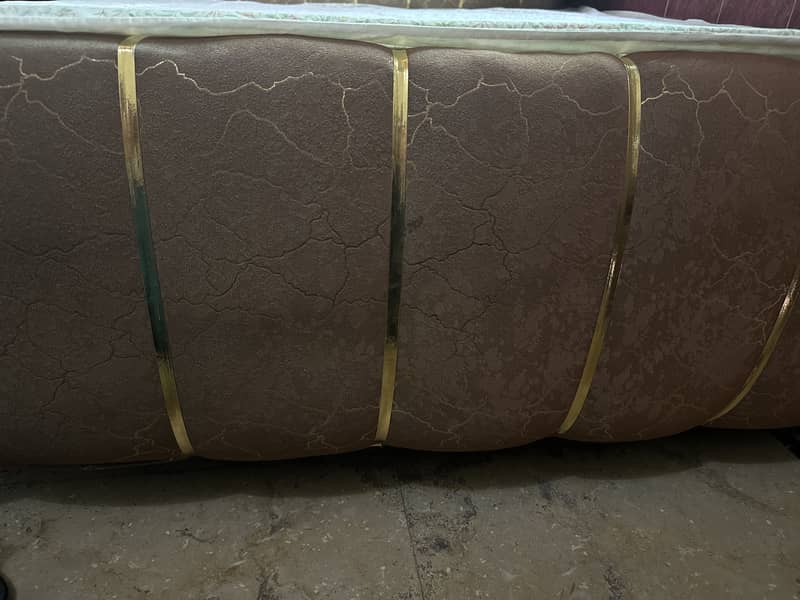 Wodden queen bed 2