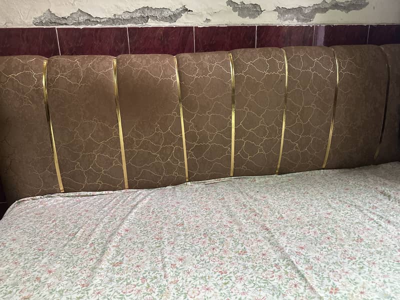 Wodden queen bed 3