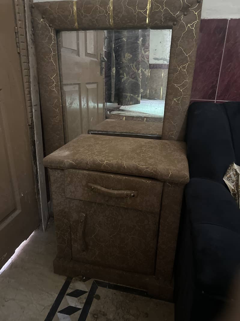 Wodden queen bed 7